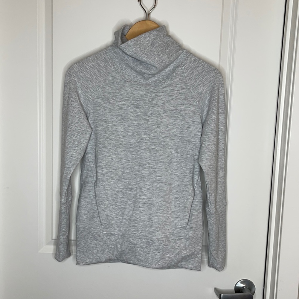 Lululemon gray turtleneck size 4